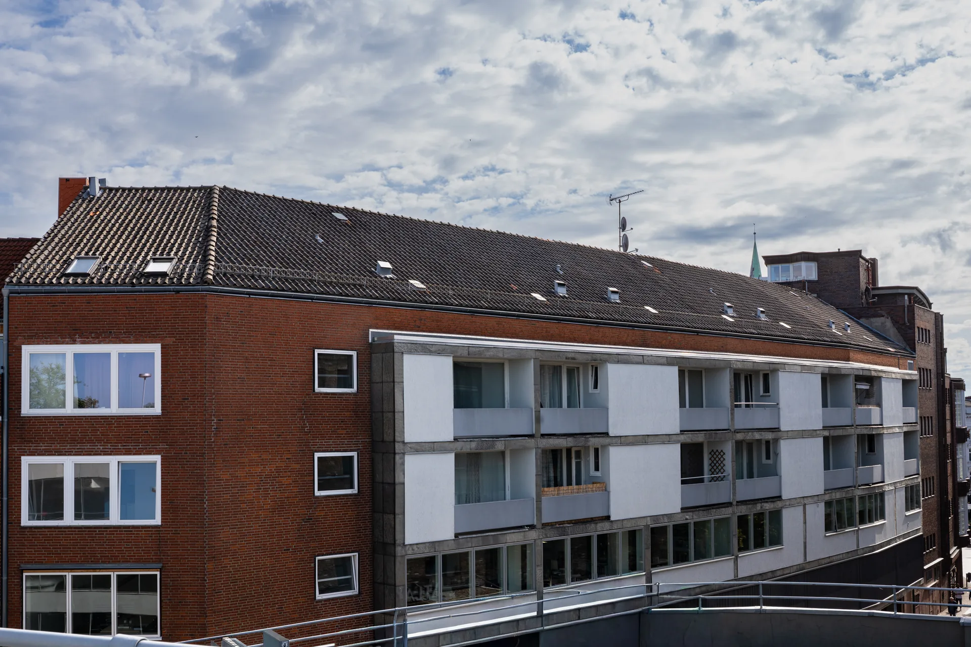 Gebäude an der Schmiedestraße mit Backsteinfassade und Balkonen